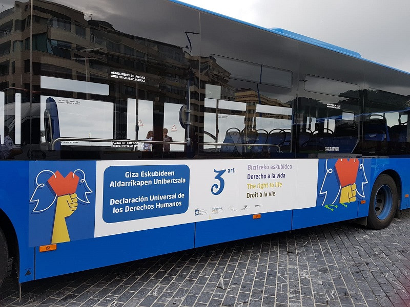 Dbus adjudica la gestión de la publicidad de los autobuses