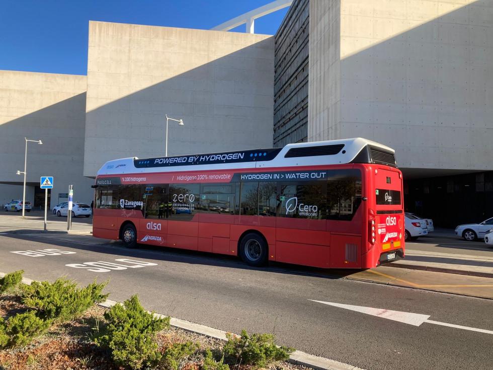 Carburos metalicos proporciona hidrogeno para el autobus que une zaragoza y el aeropuerto