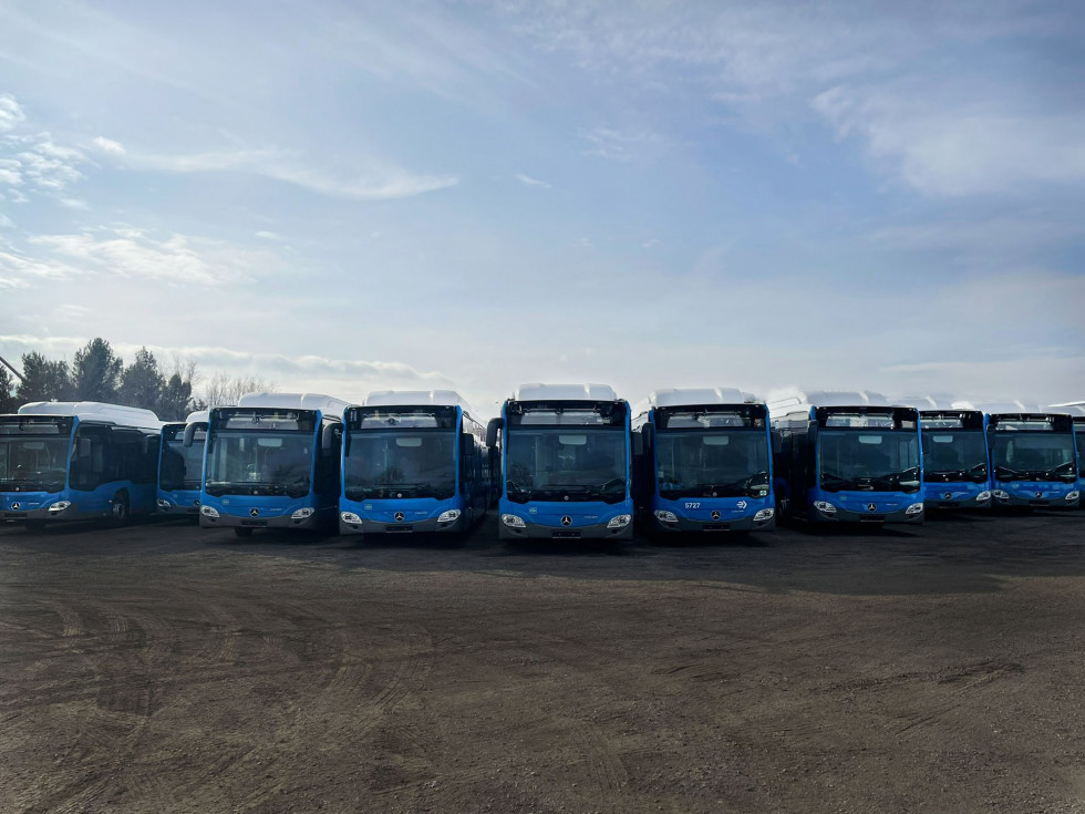 Evobus iberica entrega 37 unidades del citaro ngt a la emt de madrid