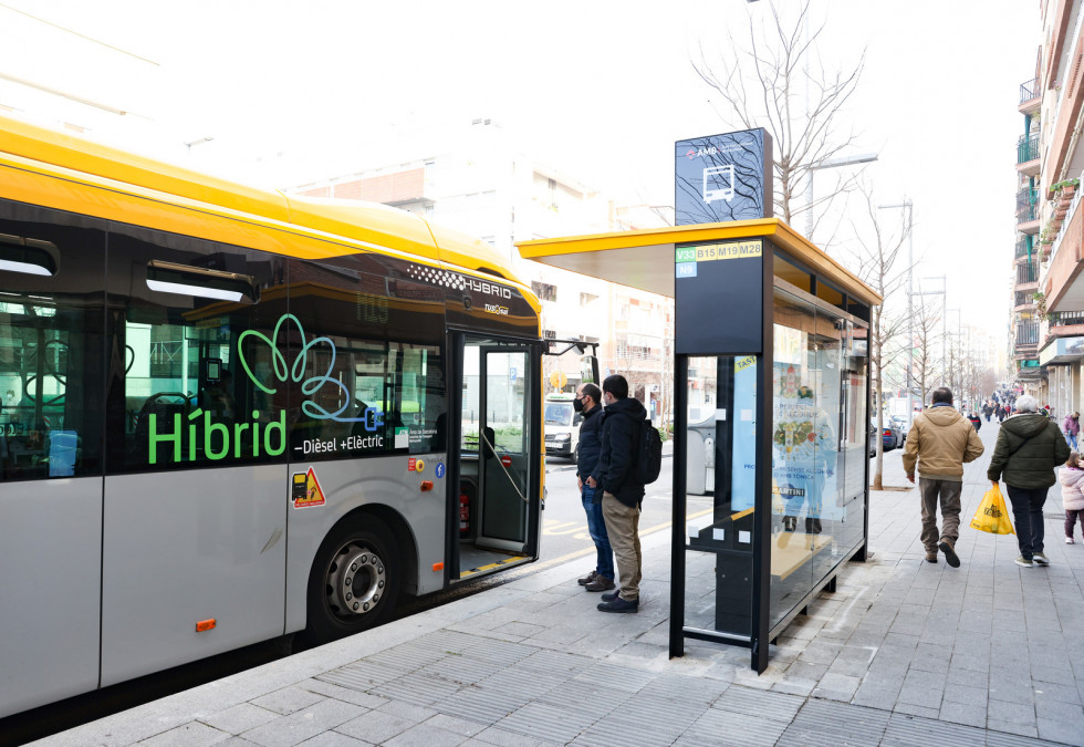 El amb de barcelona presenta una nueva marquesina tecnologica