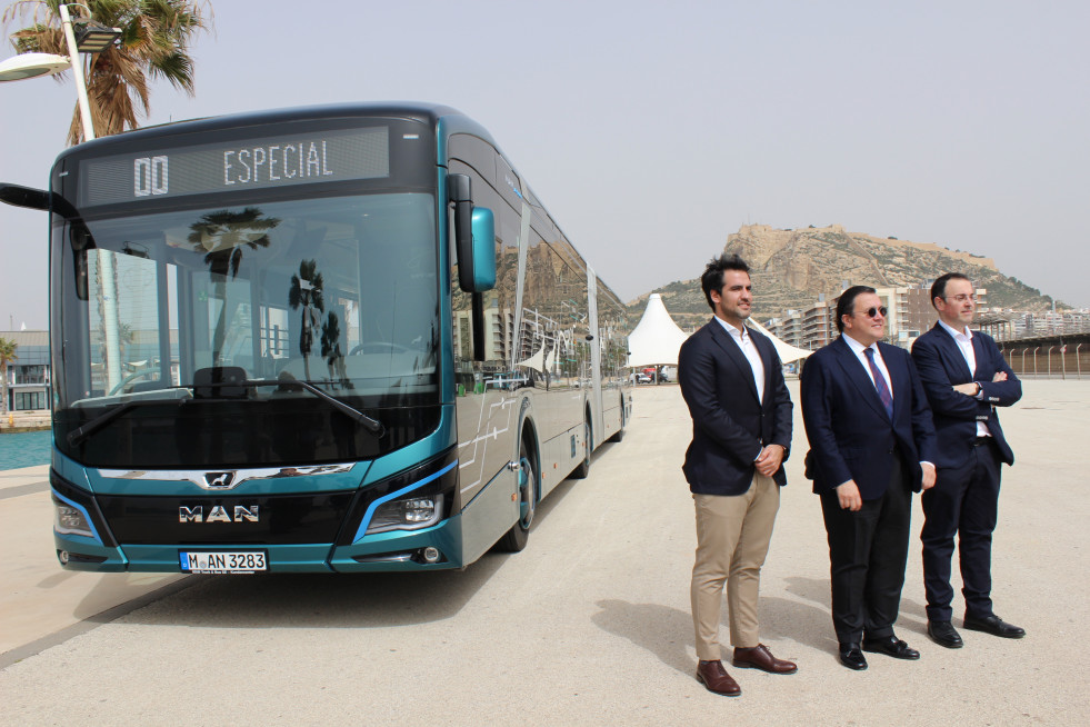 Man presenta su autobus electrico articulado en alicante