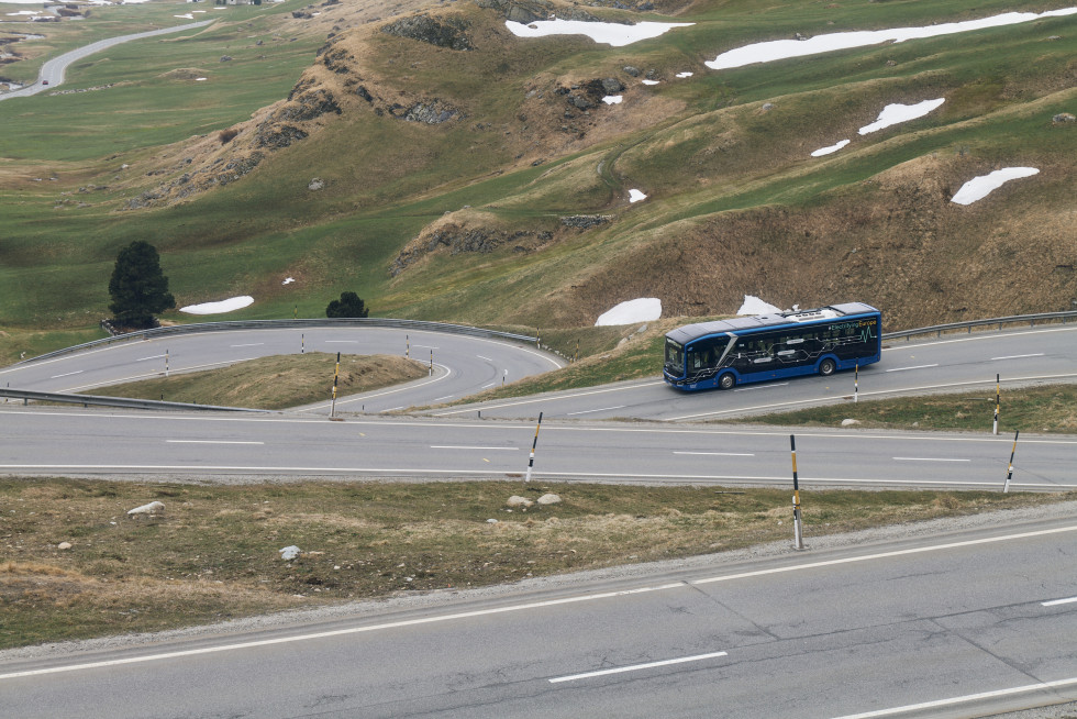 Man culmina un tour de 2500 kilometros por europa con su autobus electrico