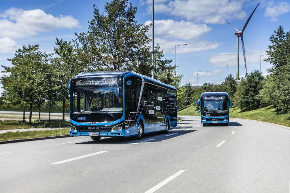 Man muestra el transporte publico del futuro en la exposicion de la uitp