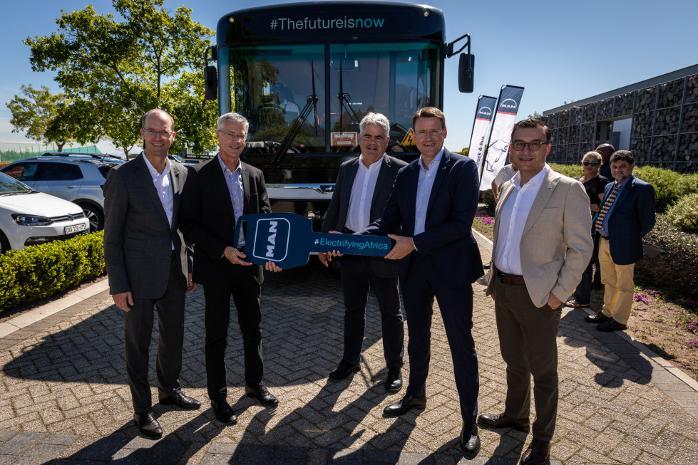 Man entrega el primer autobus electrico de africa