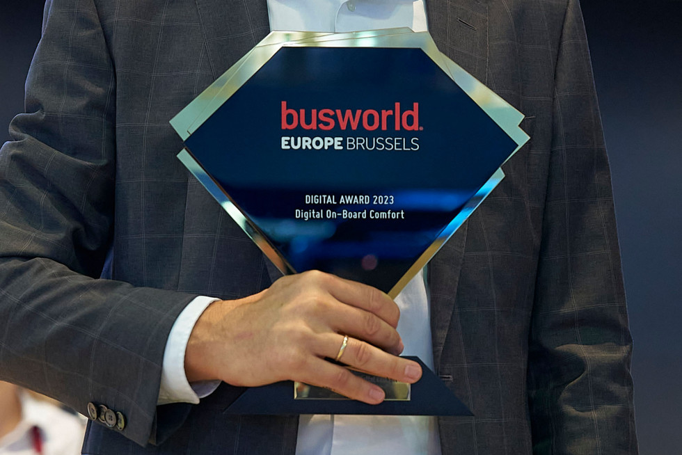 El puesto de conduccion digital de man recibe un premio en busworld