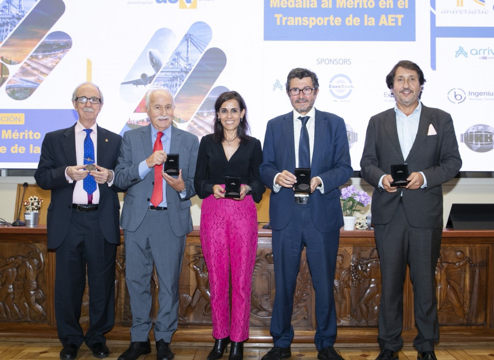 Manuel panadero y alsa reciben las medallas al merito en el transporte