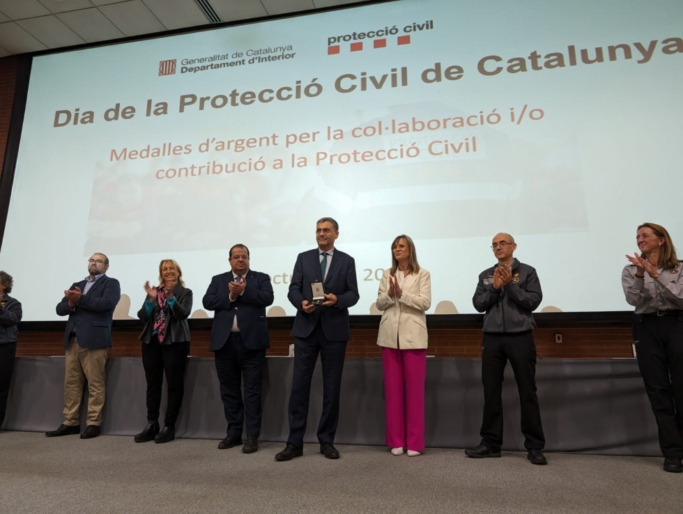 Fecav recibe una medalla de honor en el dia de la proteccion civil