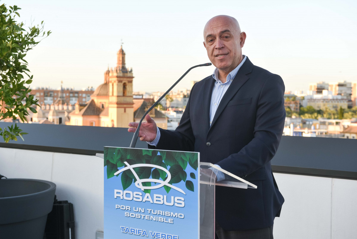 Rosabus presenta tres autocares hibridos y el sello tarifa verde