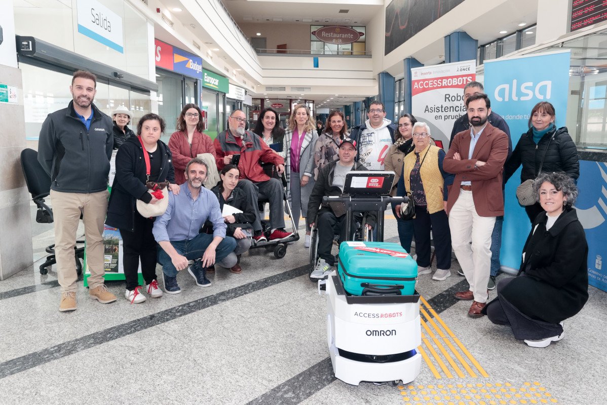 La fundacion once y alsa prueban accessrobots en la estacion de oviedo