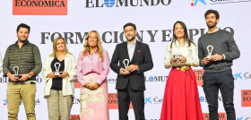 Man woman recibe el premio a las 100 mejores ideas en formacion y empleo