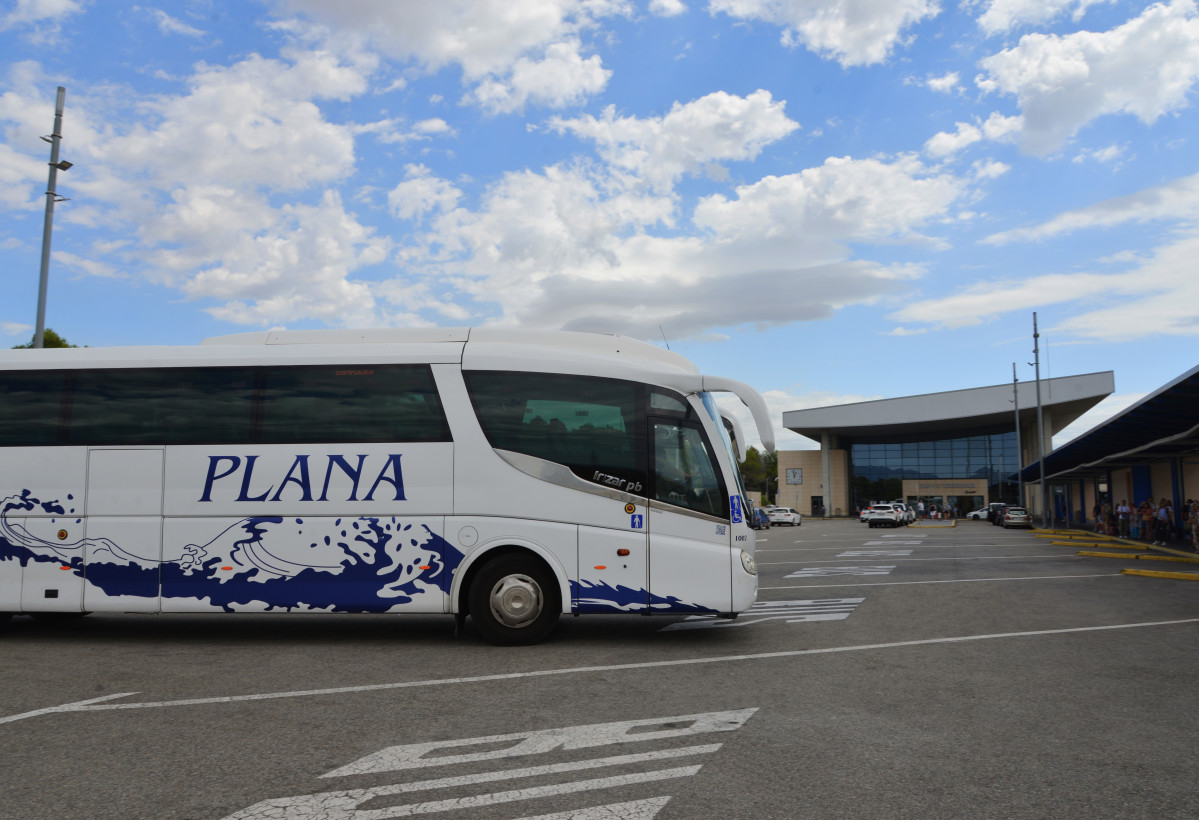 Busplana activa la temporada alta en las rutas costa dorada estacion camp de tarragona