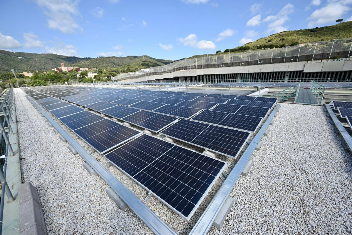 Tmb estrena una planta fotovoltaica en la cochera de horta