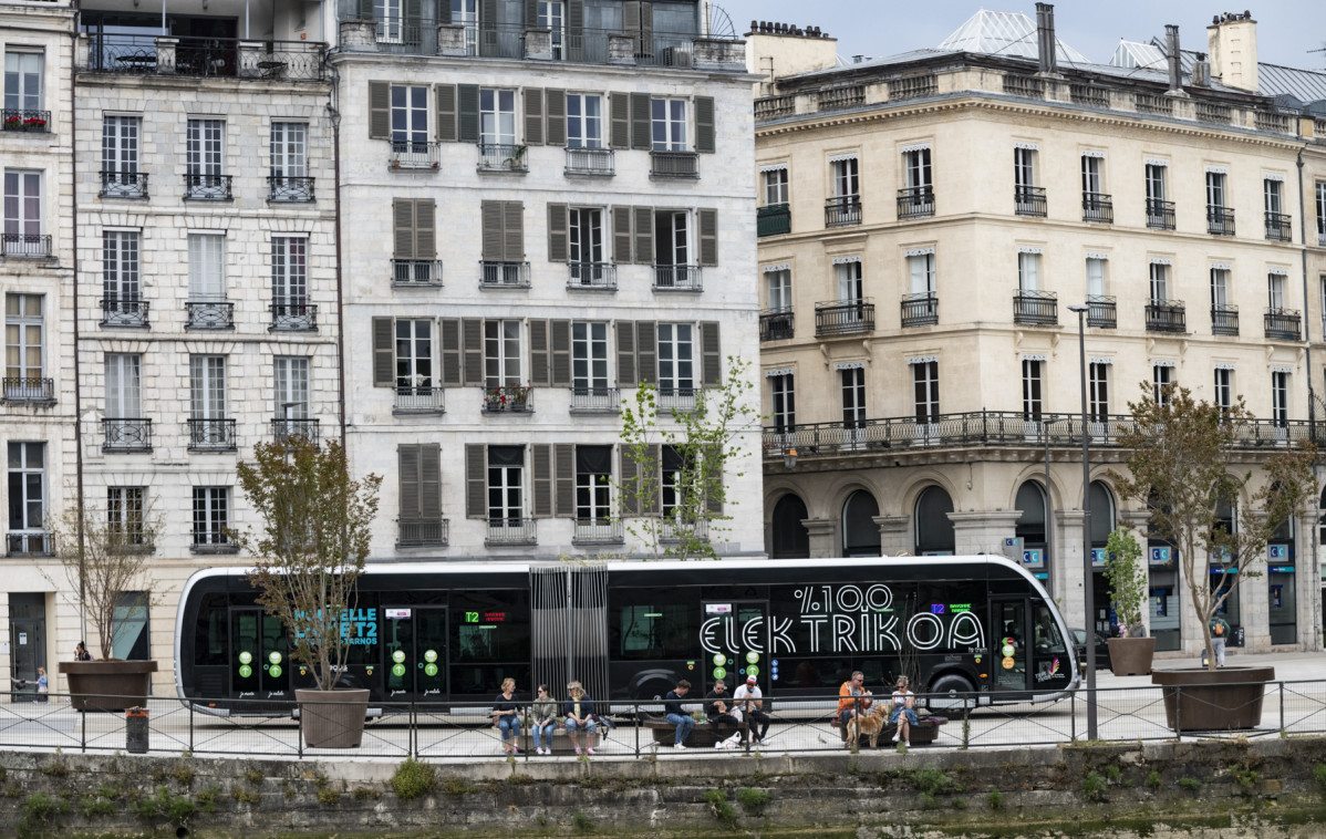 La comunidad de aglomeracion del pais vasco encarga 11 irizar ie tram