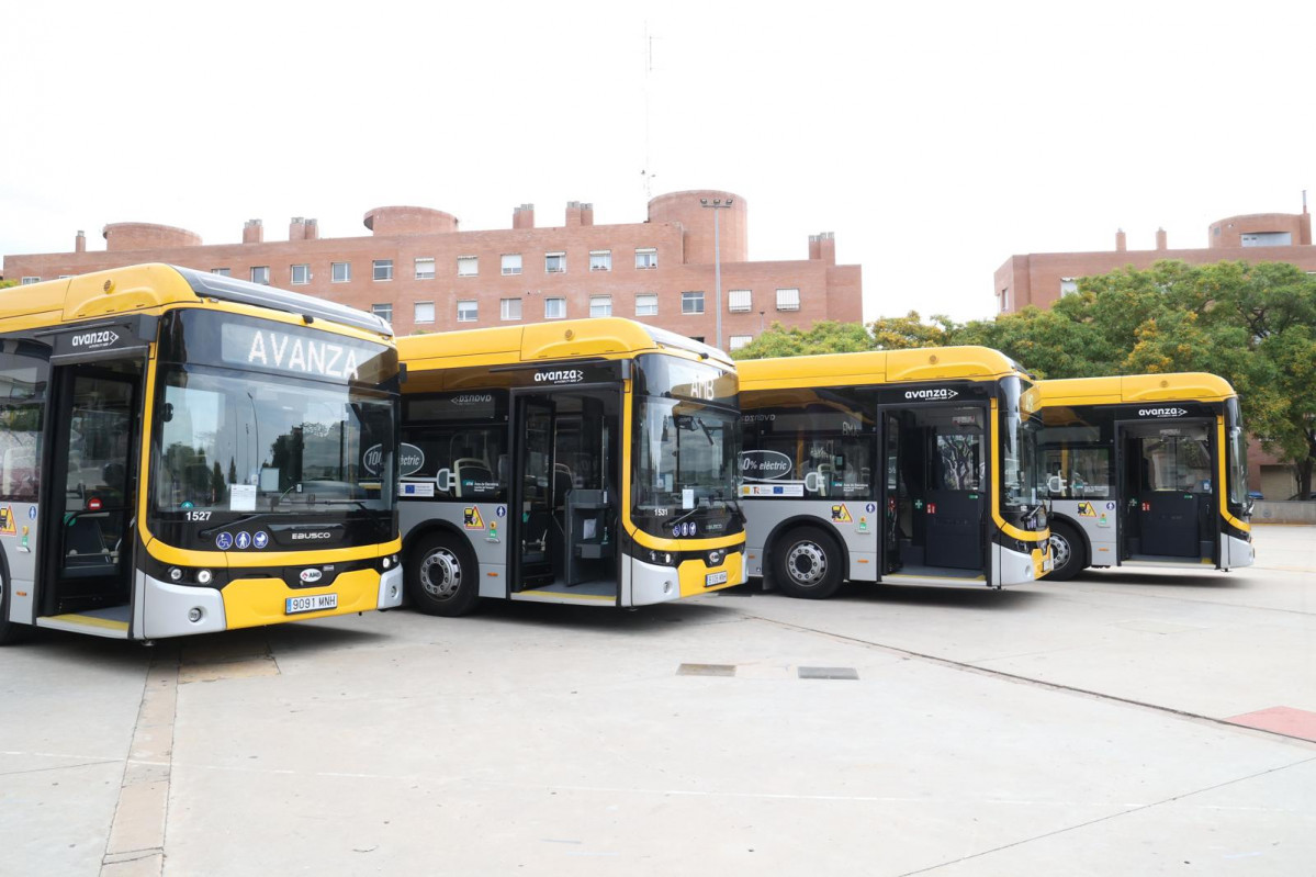 El amb de barcelona presenta 21 nuevos autobuses electricos