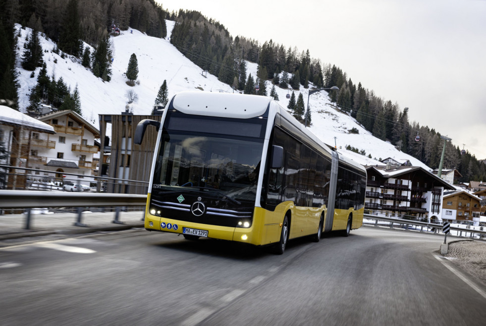 Daimler buses prueba el ecitaro fuel cell articulado en los alpes