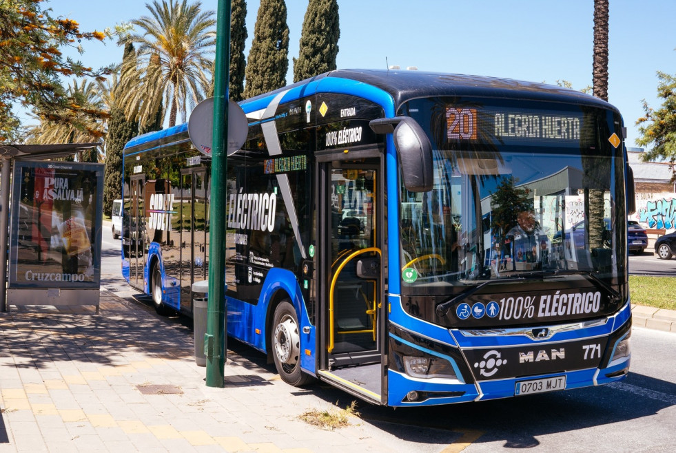 La emt de malaga licita la compra de 10 autobuses hibridos articulados