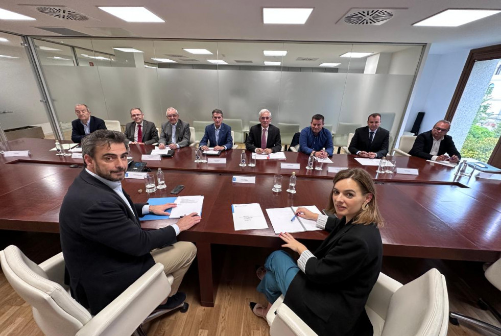 Galicia aborda los retos en materia de movilidad con las patronales del sector