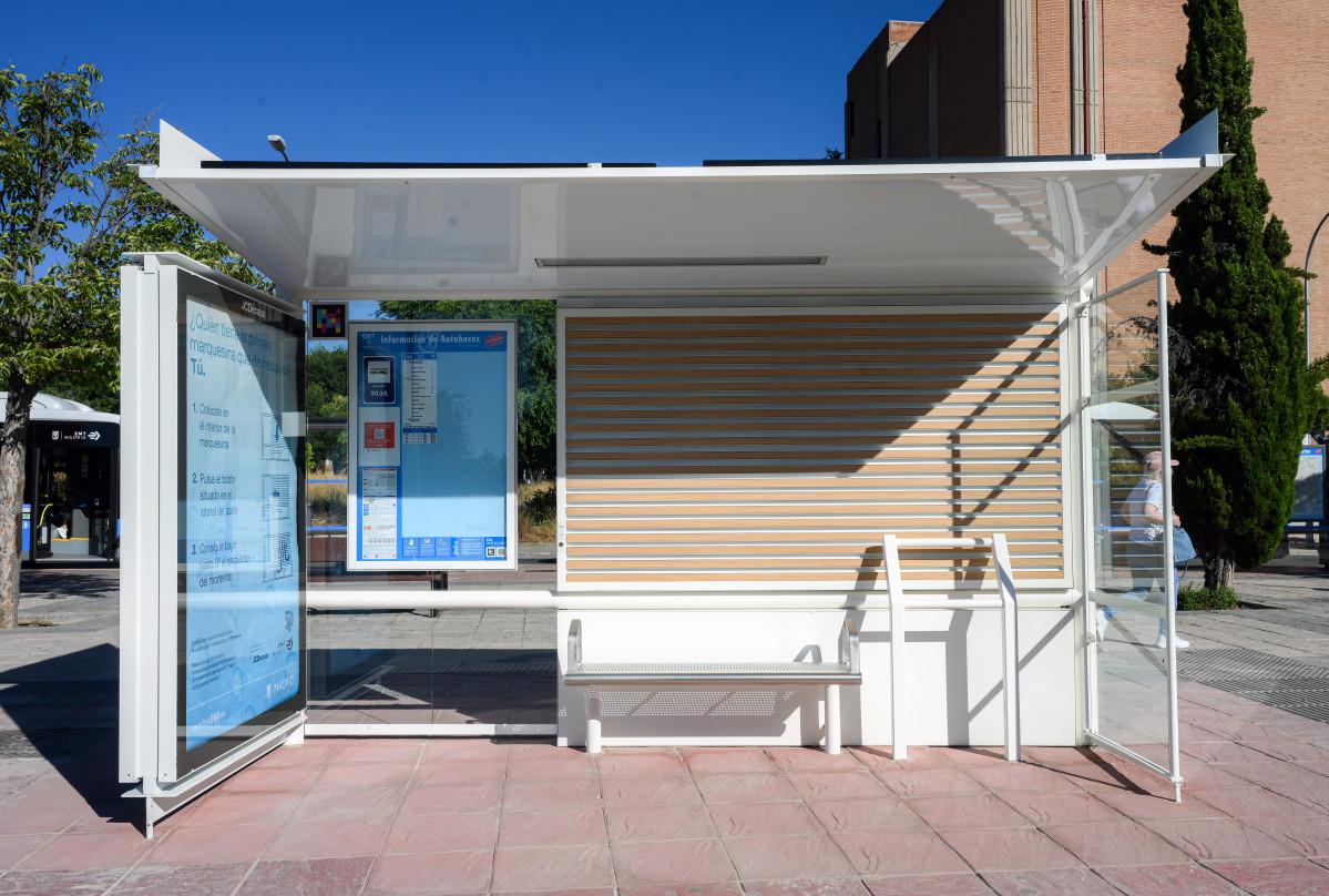 La emt de madrid instala dos marquesinas refrescantes