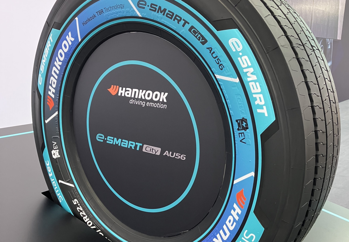 Hankook presenta el neumatico e smart city au56 para autobuses electricos