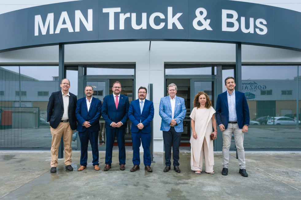 Man inaugura las instalaciones de taller mas grandes de toda extremadura