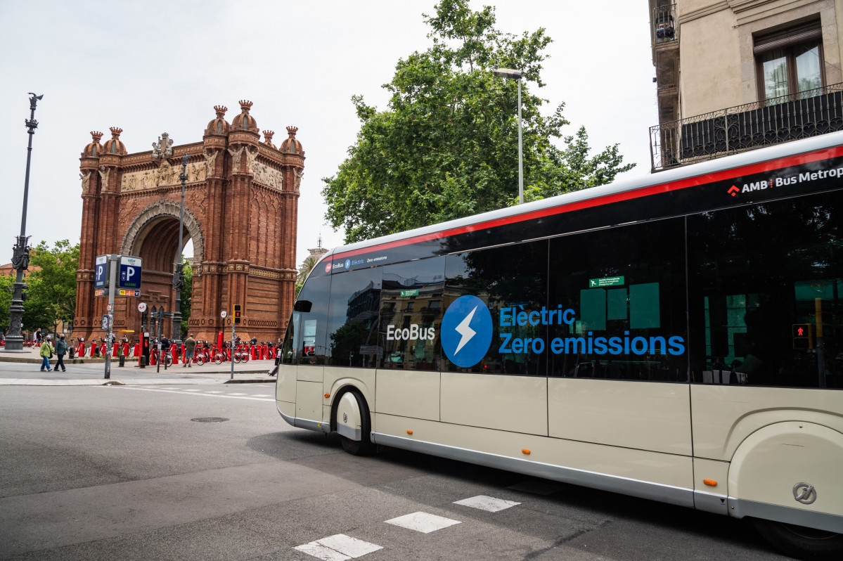 Tmb licita los primeros vehiculos electricos para el bus de barri y barcelona bus turistic