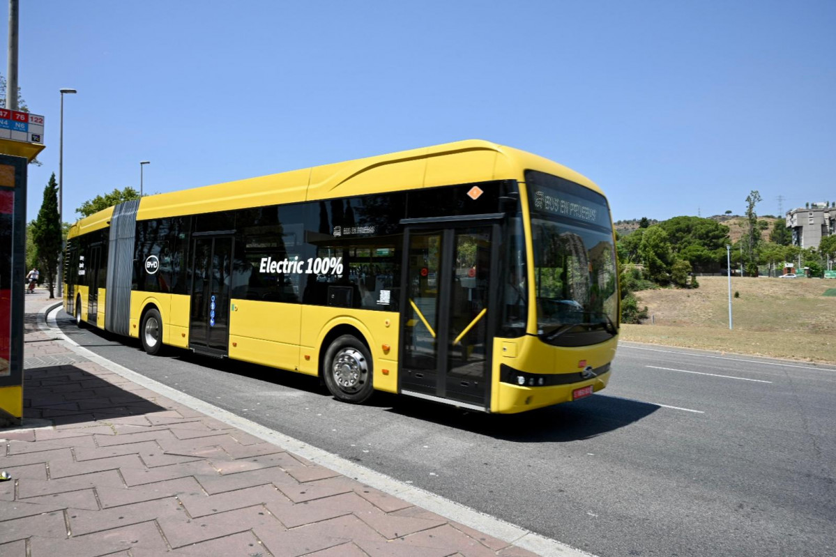 Tmb prueba el autobus electrico articulado de byd