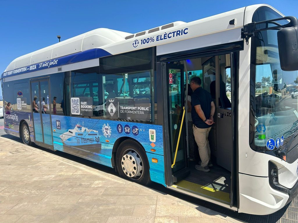 Formentera presenta el primer autobu00fas 100% elu00e9ctrico