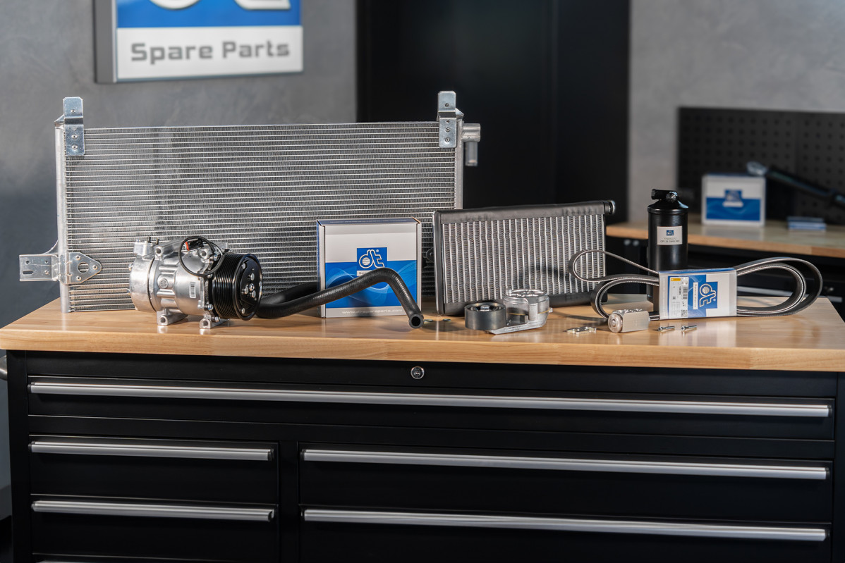 Los parts specialists muestran los sistemas de aire acondicionado dt spare parts