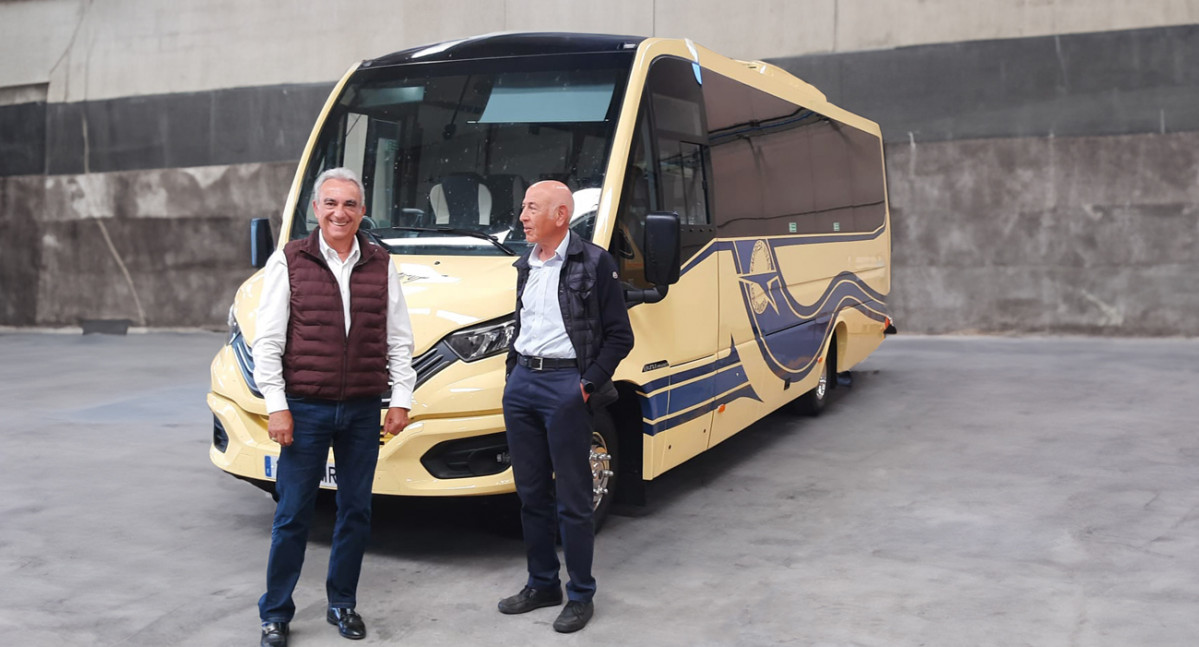 Unvi entrega un midibus iveco a autocares vivas