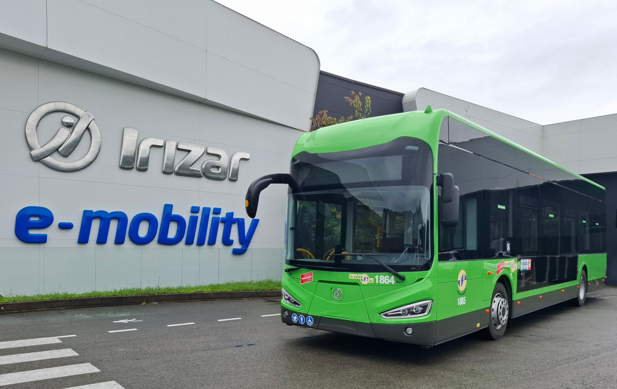 Irizar e mobility entrega dos autobuses electricos a la veloz