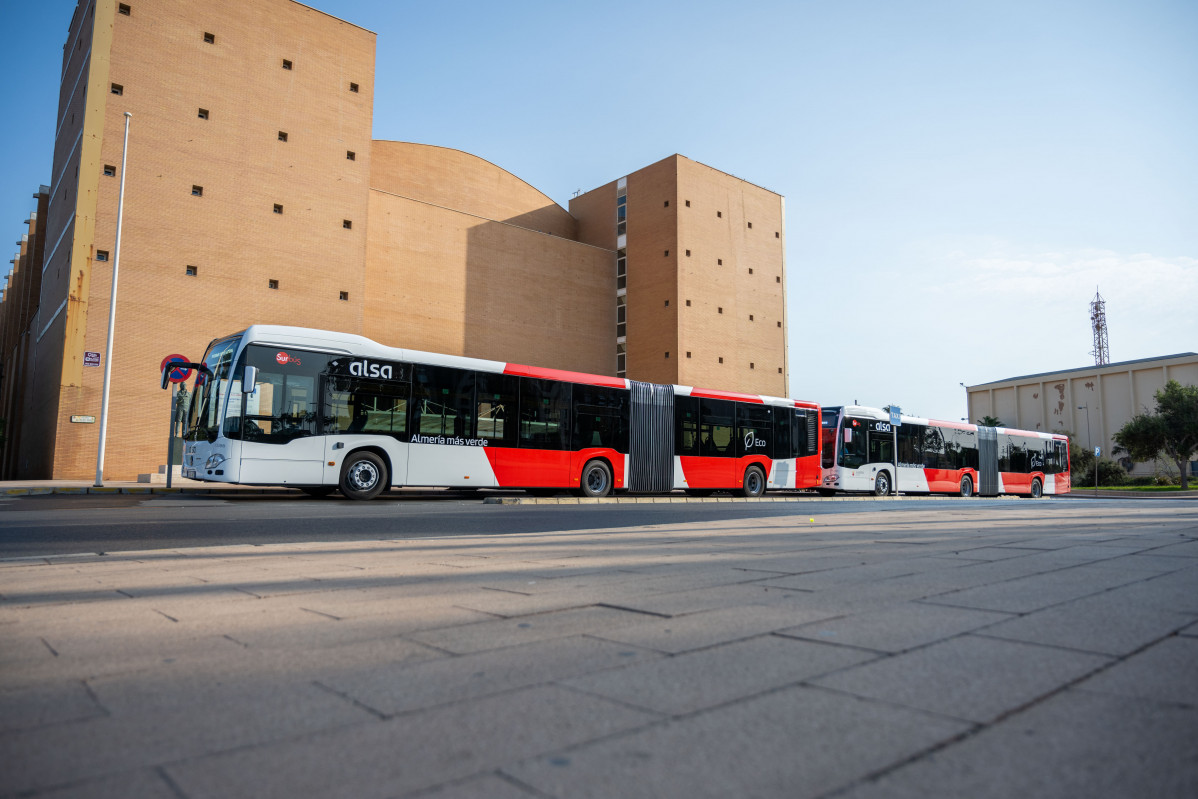 Surbus incorpora dos nuevos autobuses hibridos articulados