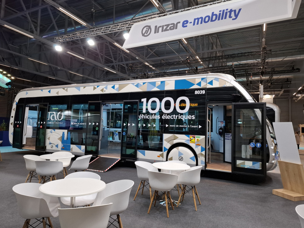 Irizar  e mobility mostro el ie tram de 12 metros en eumo expo