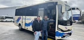 Bus castellvi recibe un navigo de manos de somauto