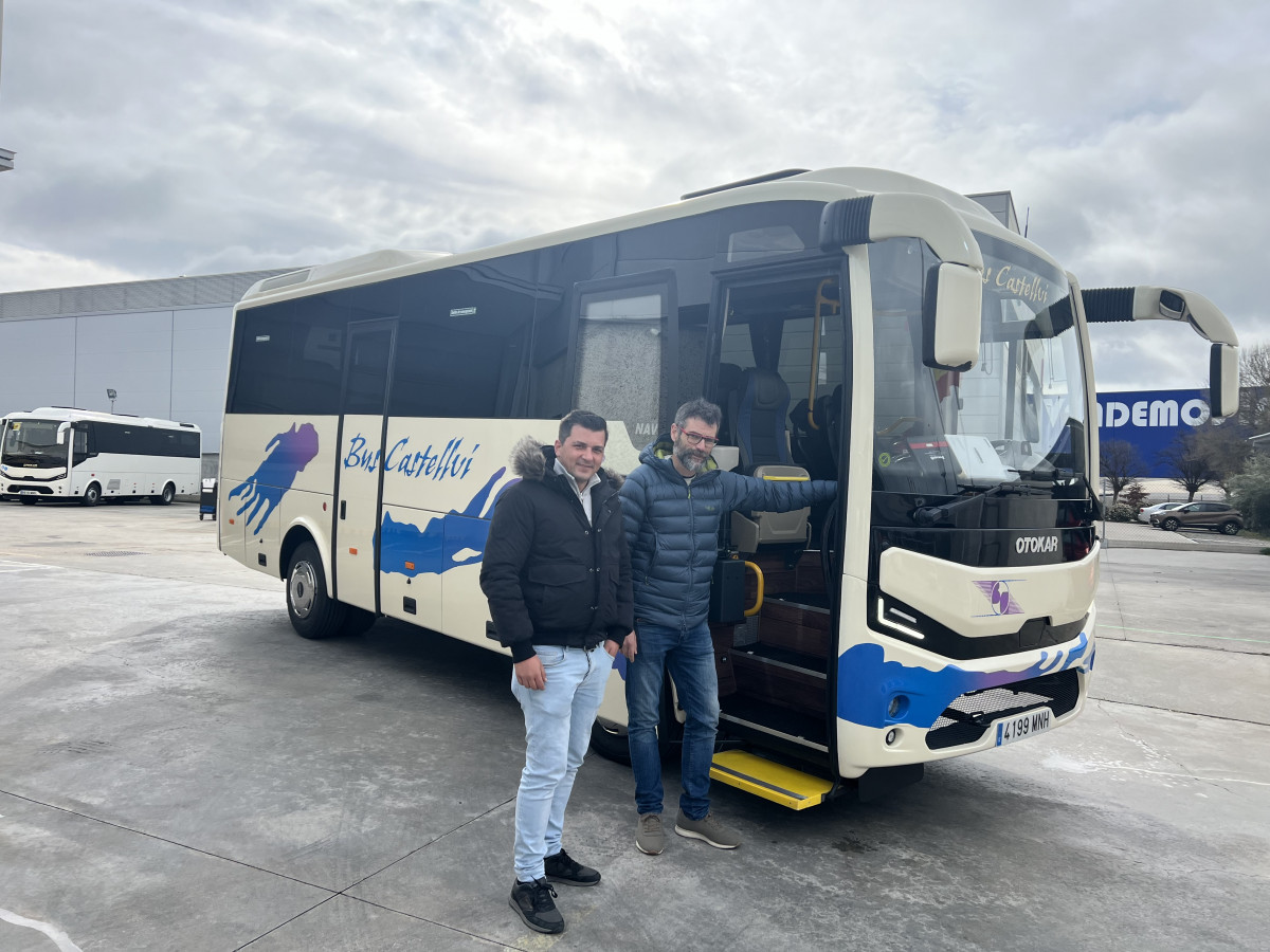 Bus castellvi recibe un navigo de manos de somauto