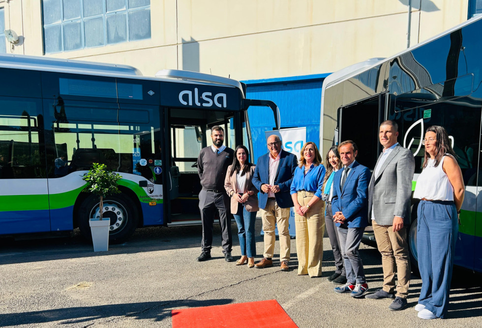 Travelsa alsa estrena dos autobuses hibridos en velez malaga