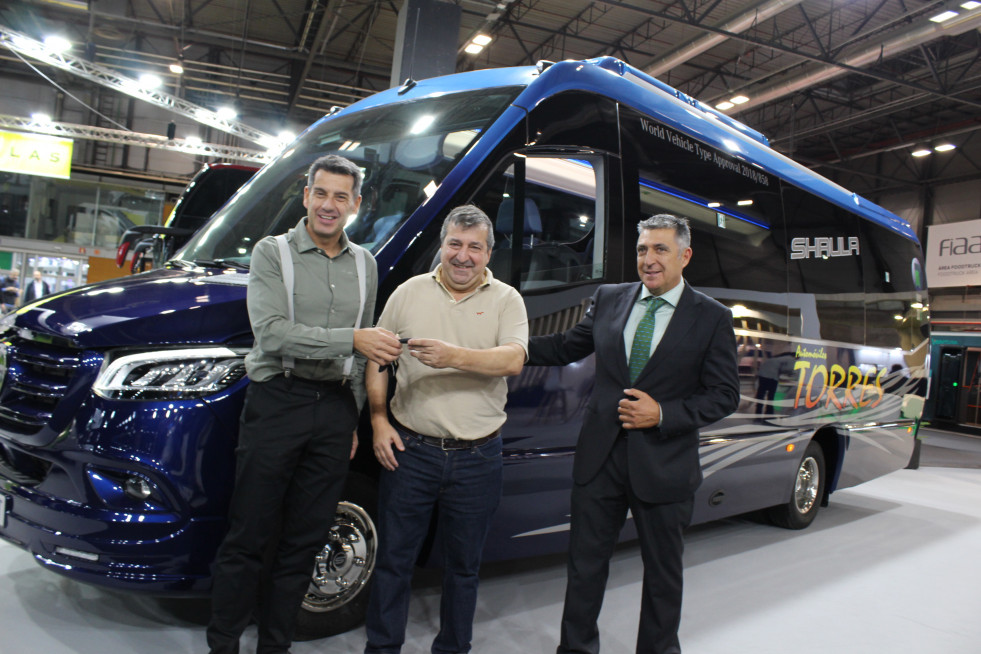 Torres estrena un microbus shaula entregado por car bus net