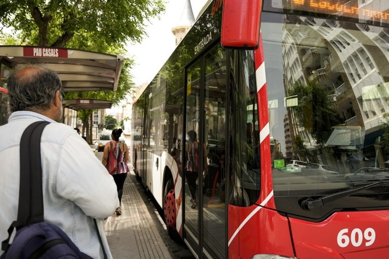 La emt de tarragona adjudica la compra de seis autobuses hibridos a mercedes benz