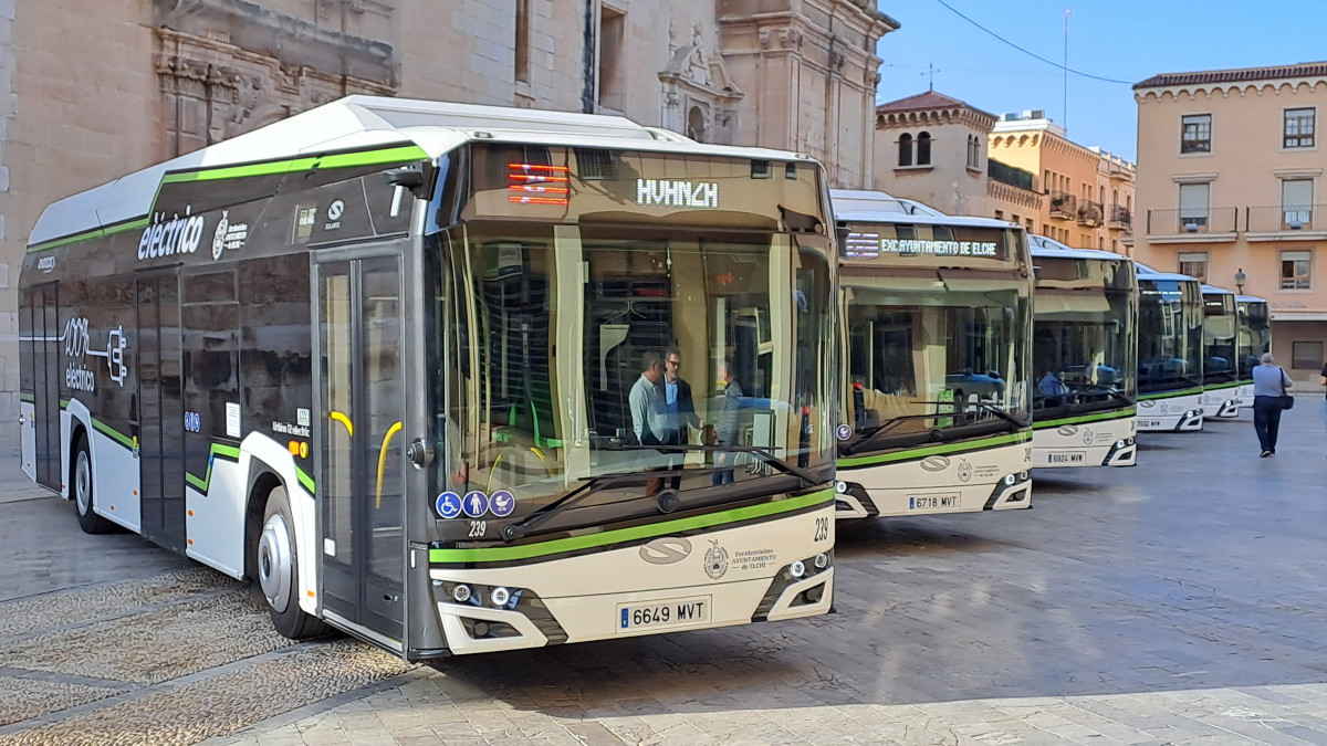 Auesa presenta seis nuevos autobuses electricos de solaris