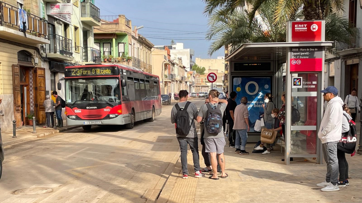 La emt de valencia recupera el servicio en las zonas afectadas por la dana