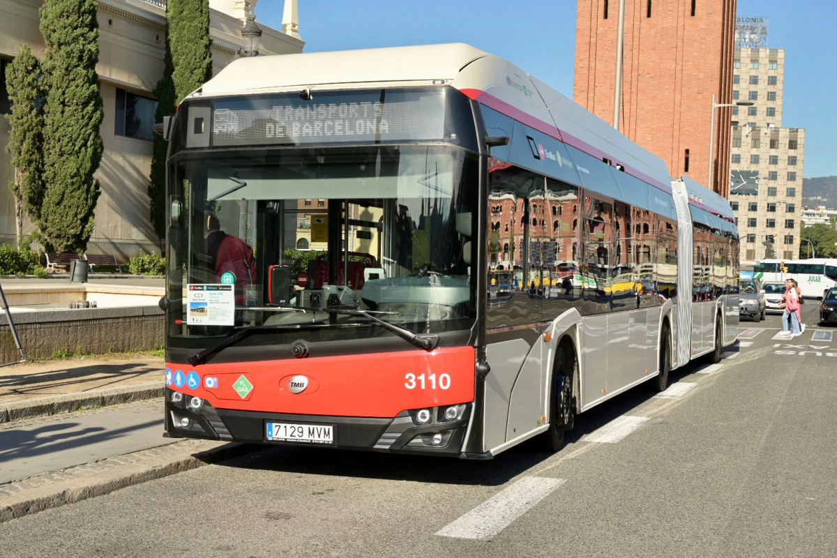 Tmb pone en servicio los dos primeros autobuses articulados de hidrogeno de espana