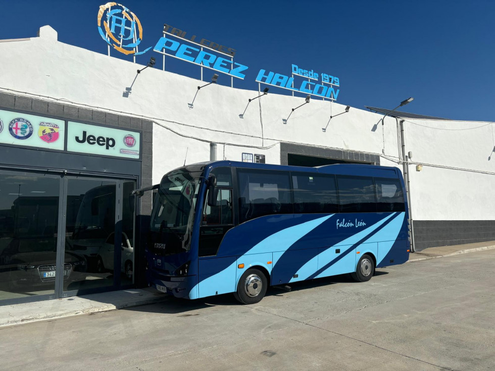 Falcon leon amplia su flota con un nuevo midibus isuzu turquoise