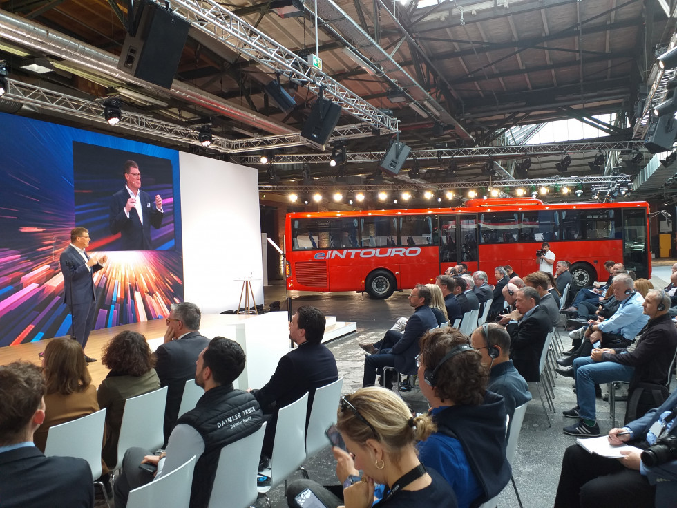 Daimler buses lanza el primer interurbano electrico de su historia el eintouro