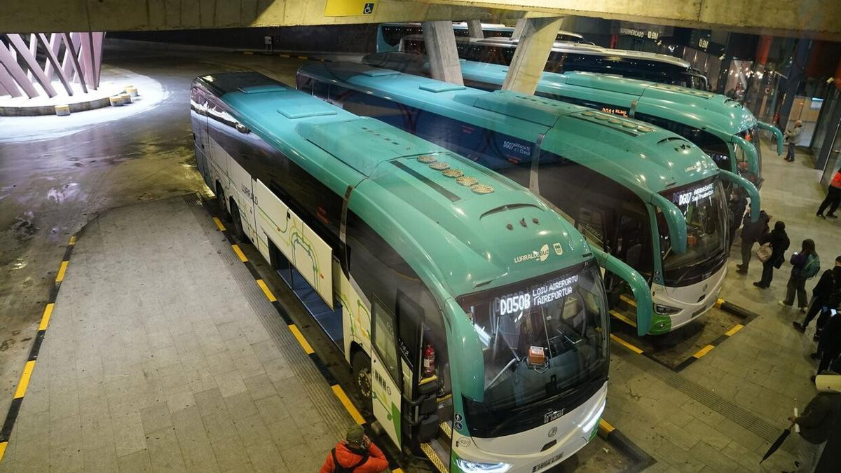 Confebus y ugt desconvocan la huelga del transporte en autobus