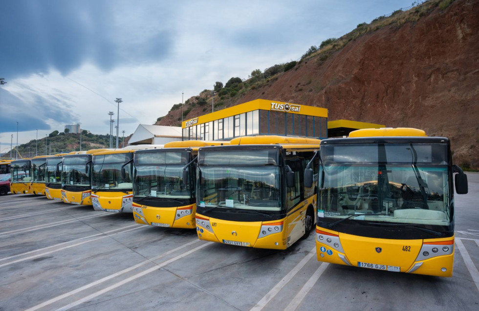 El amb de barcelona cede ocho autobuses a la atmv para garantizar la movilidad