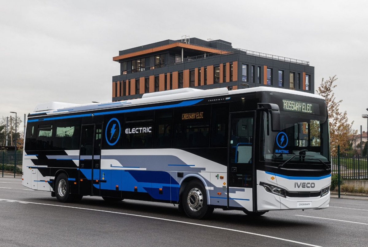 Iveco bus presenta el crossway elec de piso alto