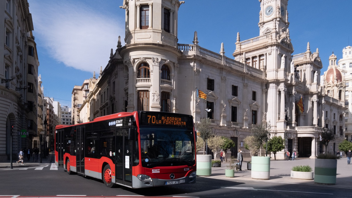 Las lineas de la emt de valencia que regresaron al centro ganan tres millones de usuarios en un ano