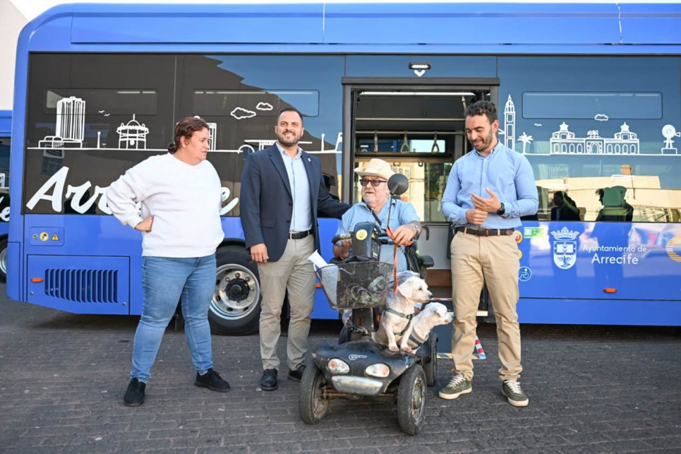 El transporte publico de arrecife estrena dos autobuses electricos