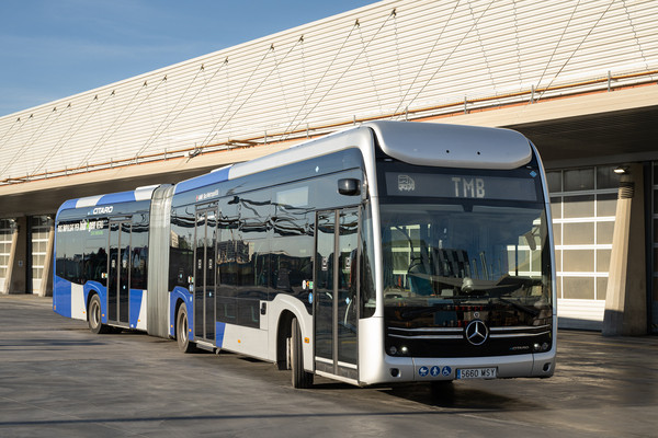 Tmb prueba el autobus articulado mercedes benz ecitaro fuel cell