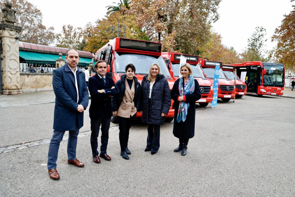 Alsa estrena cinco nuevos vehiculos de mercedes benz en granada