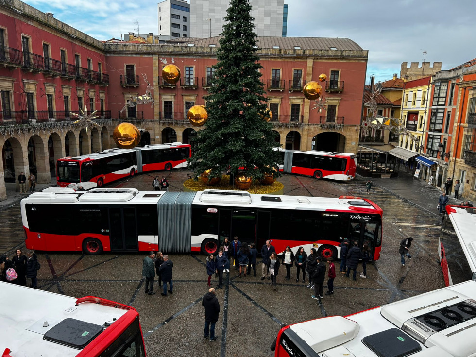 Emtusa de gijon estrena los primeros articulados hibridos